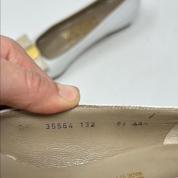 Salvatore Ferragamo Cream and White Flats Gold Hardware Vara Bow Size 6.5 0050 - Picture 8 of 8